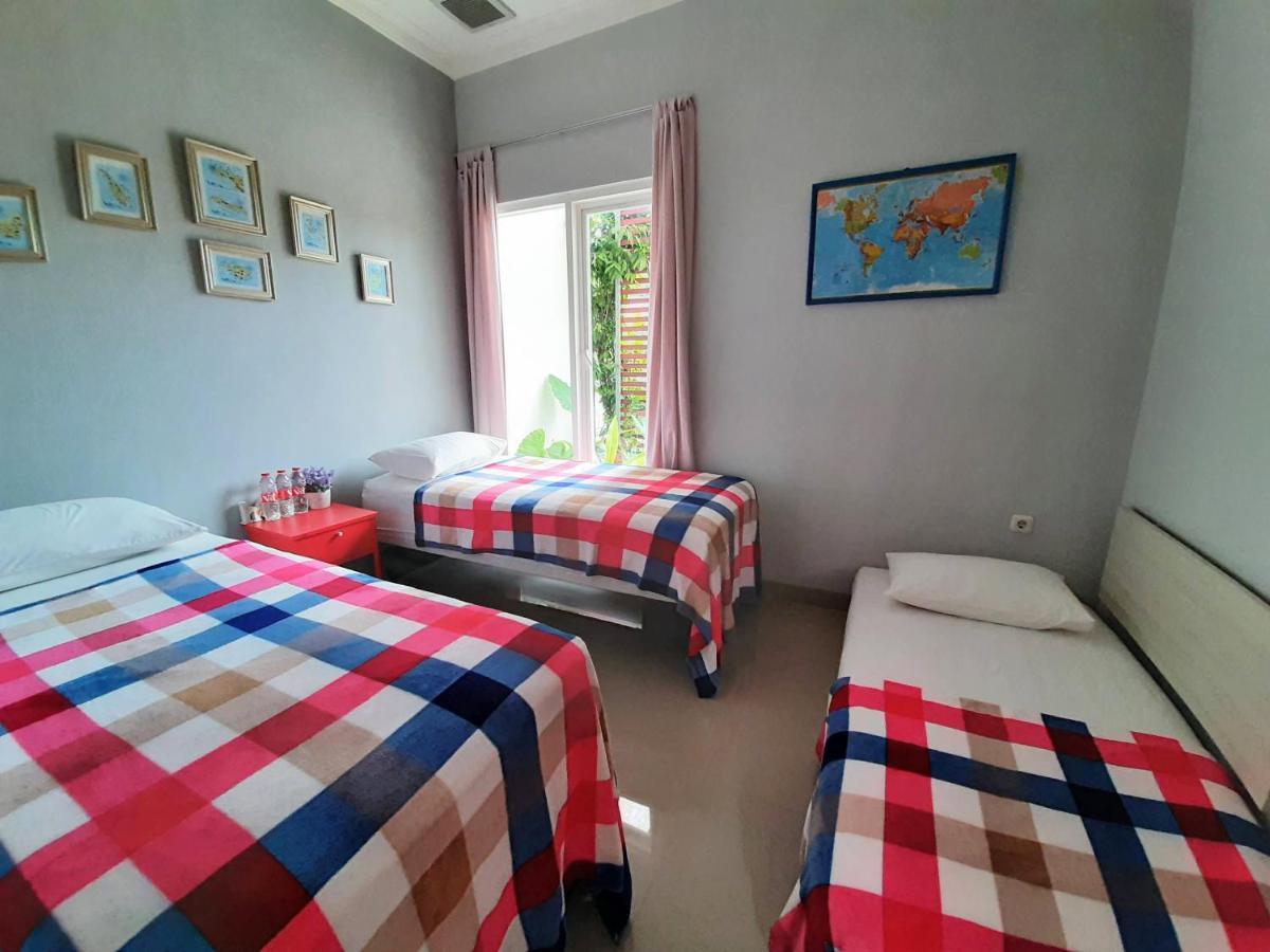 Inni Homestay Malang Buitenkant foto